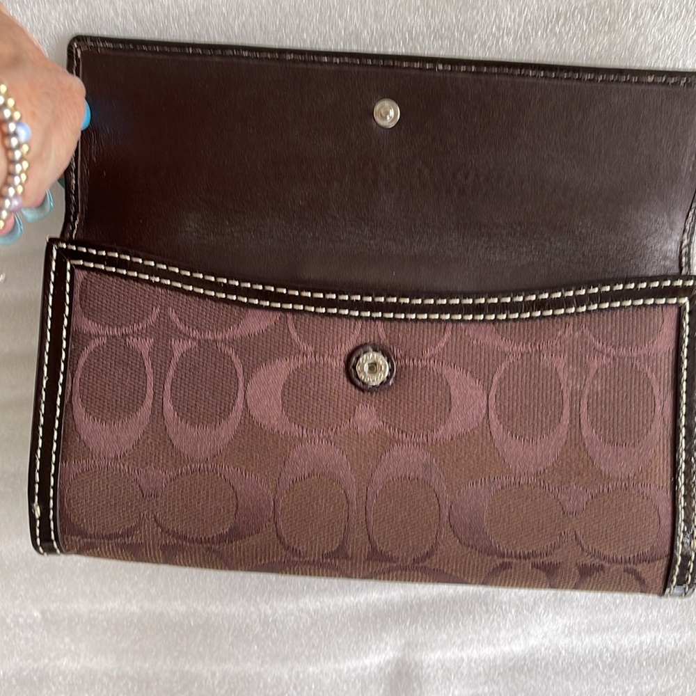 Coach Chocolate & Mahogany CC Turnlock Wallet w rear flap over Section CLEAN - Picture 5 of 8